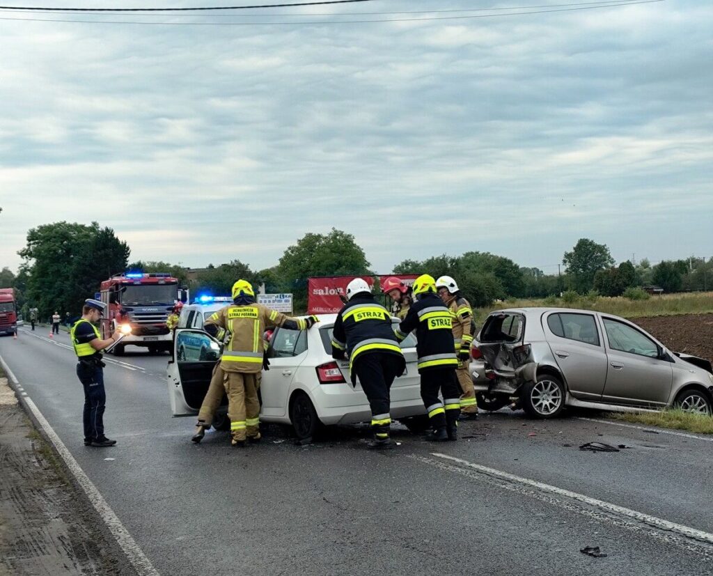 Zderzenie trzech samochodów w Babicach. Jeden z kierowców trafił do szpitala